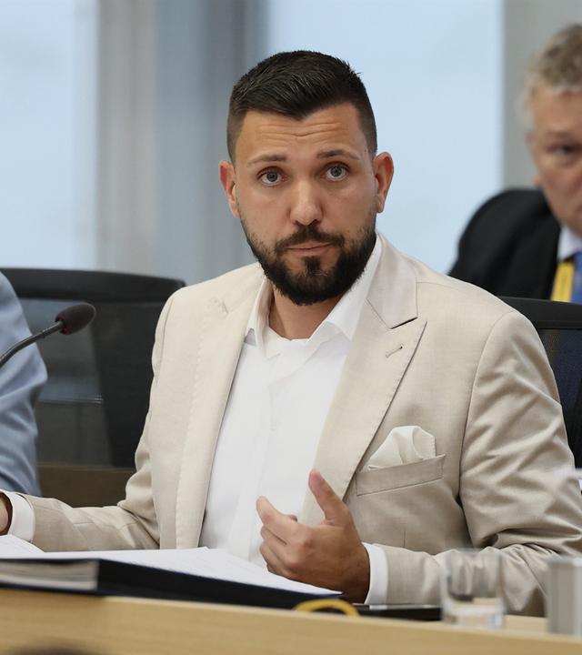 Der Landtagspräsident Tobias Rausch (AfD) (Mitte) sitz auf dem Podium während der konstituierenden Sitzung des Landtgs von Sachsen-Anhalt. 