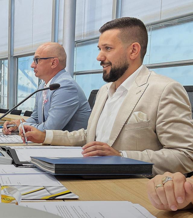 Tobias Rausch (AfD) (r.) nach seiner Wahl zum Landtagspräsidenten im Landtag von Sachsen-Anhalt in Magdeburg.