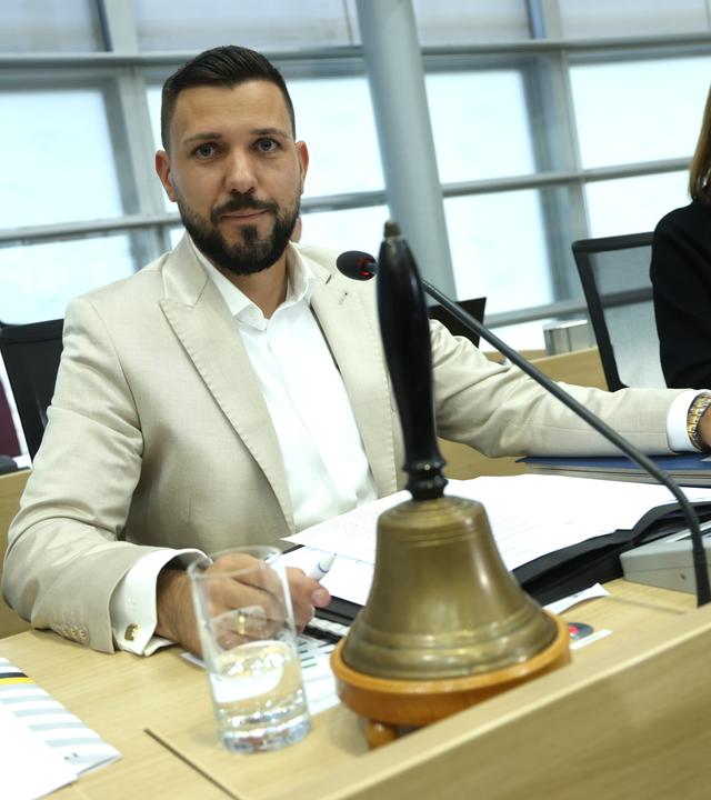 Tobias  Rausch (AfD) wurde zum Landtagspräsident gewählt und sitzt auf seinem neuen Platz
