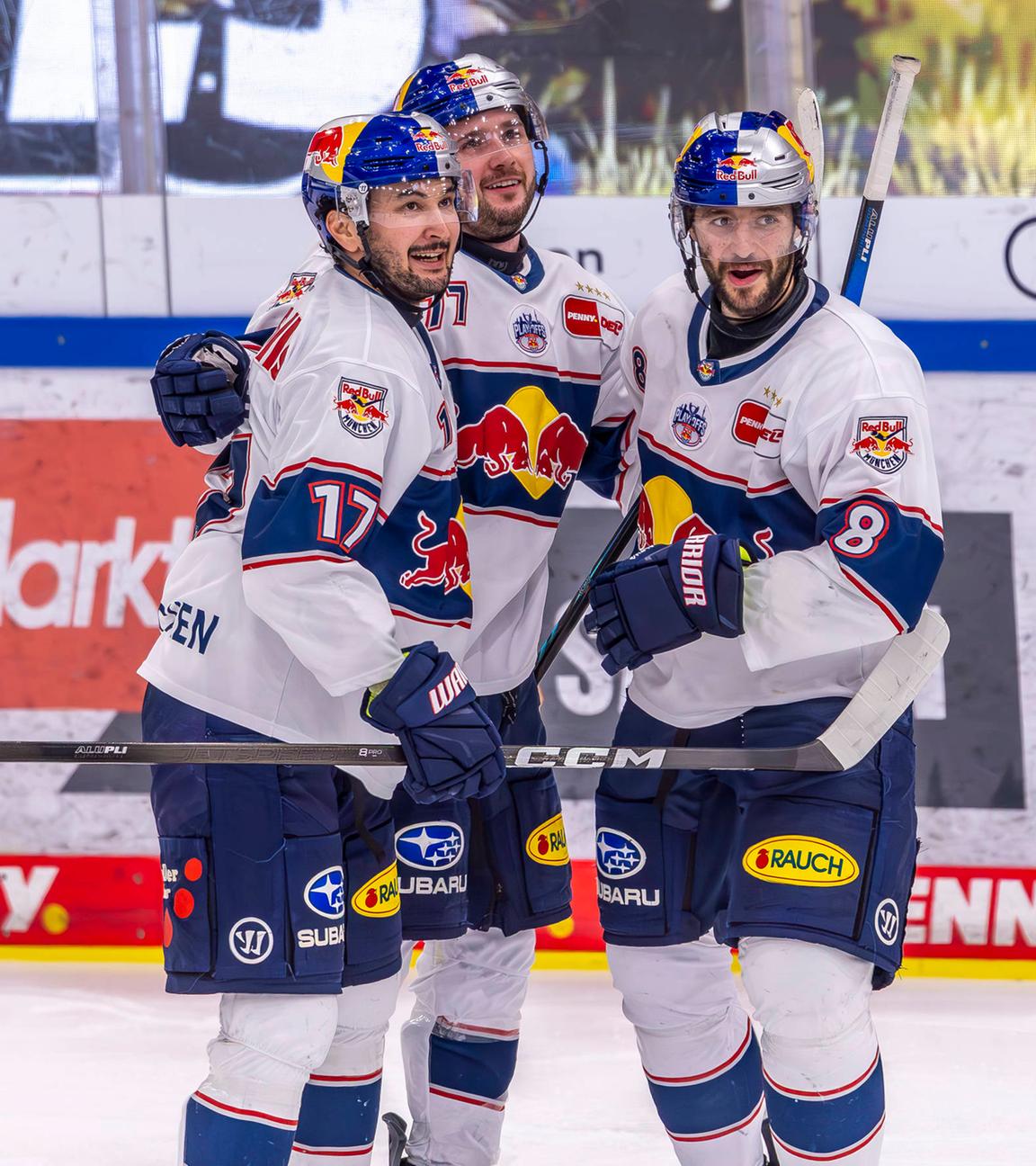 Playoff-Viertelfinale – Torschütze Tobias Rieder (rechts EHC Red Bull München) jubelt nach seinem Tor zum 3:5 mit seinen Mannschaftskollegen in der Saturn Arena, Bayern.