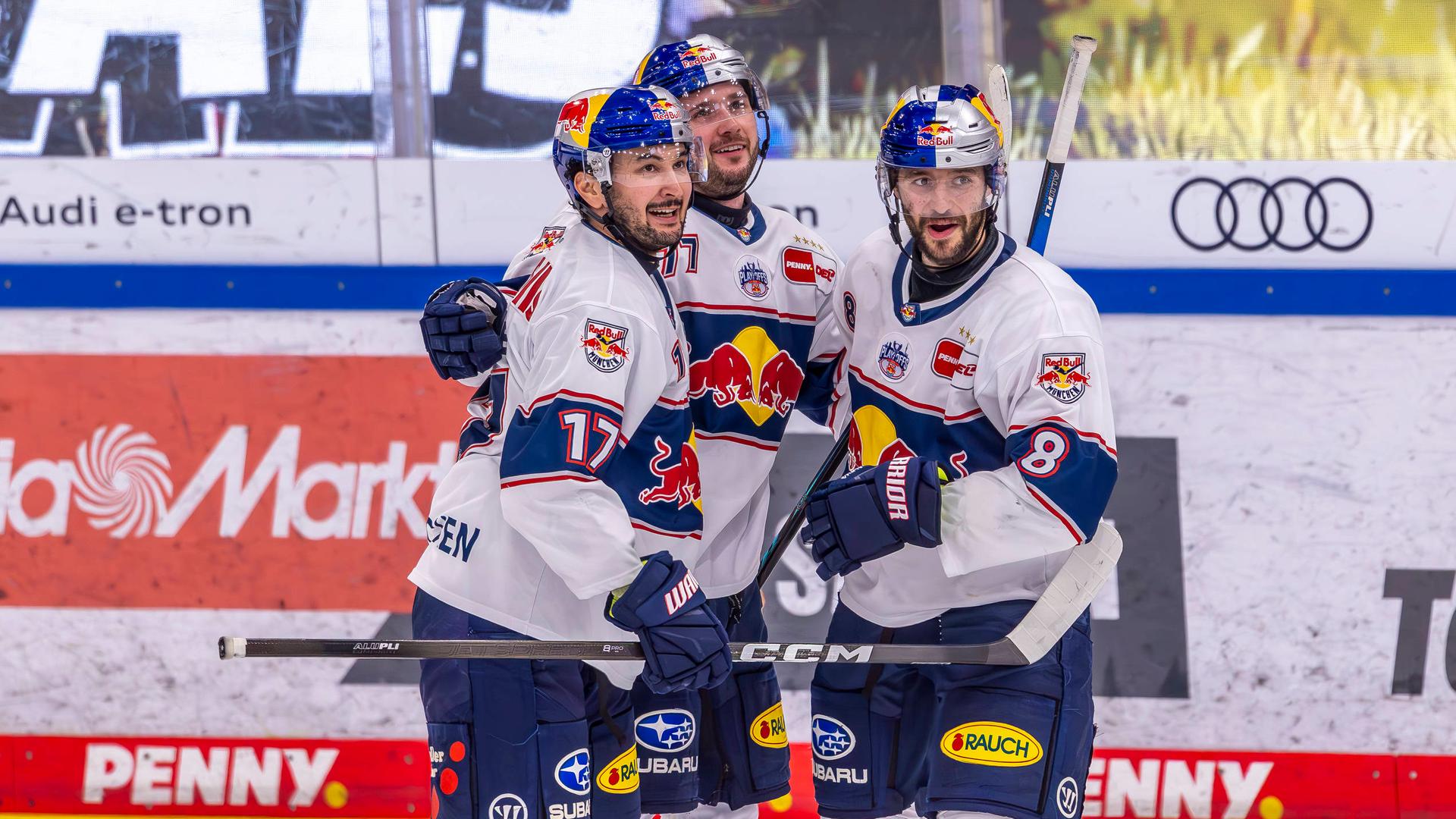 Playoff-Viertelfinale – Torschütze Tobias Rieder (rechts EHC Red Bull München) jubelt nach seinem Tor zum 3:5 mit seinen Mannschaftskollegen in der Saturn Arena, Bayern.