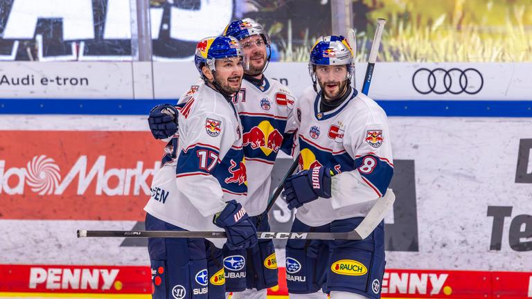 Playoff-Viertelfinale – Torschütze Tobias Rieder (rechts EHC Red Bull München) jubelt nach seinem Tor zum 3:5 mit seinen Mannschaftskollegen in der Saturn Arena, Bayern.