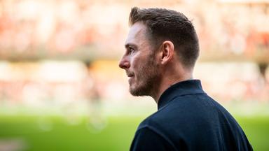 Der Verler Trainer Tobias Strobl blickt nach links