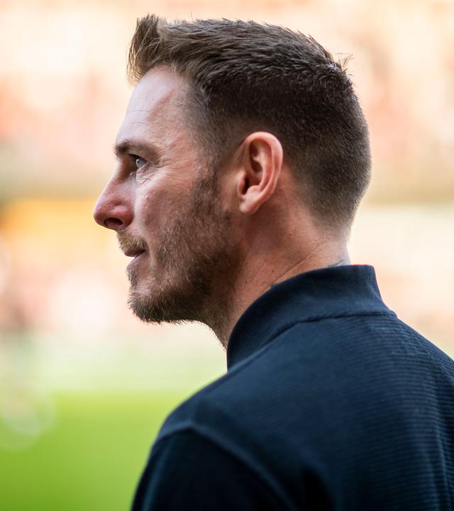 Der Verler Trainer Tobias Strobl blickt nach links