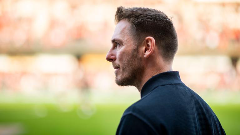 Der Verler Trainer Tobias Strobl blickt nach links