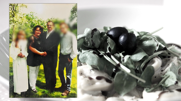 Ein Teller mit Tortellini, Salat und Oliven. Im Vordergrund das Foto einer Familie: Frau, Mann und zwei Kinder. Die Gesichter der Kinder wurden im Bild technisch verfremdet.
