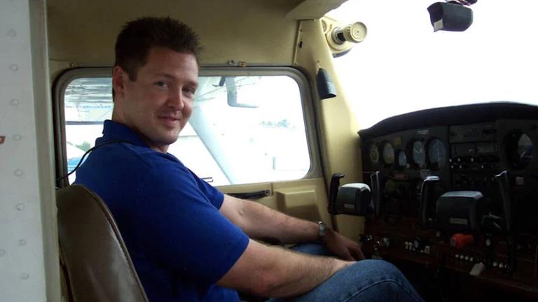 Schnappschuss von Todd Kohlhepp im Cockpit eines Flugzeugs: Er trägt ein blaues Polohemd und blickt in Richtung Kamera.