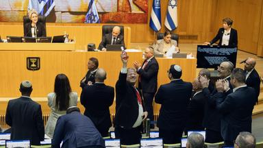 Abgeordnete feiern, nachdem das israelische Parlament in der Knesset einen Gesetzentwurf zur Einführung der Todesstrafe für Terroristen gebilligt hat