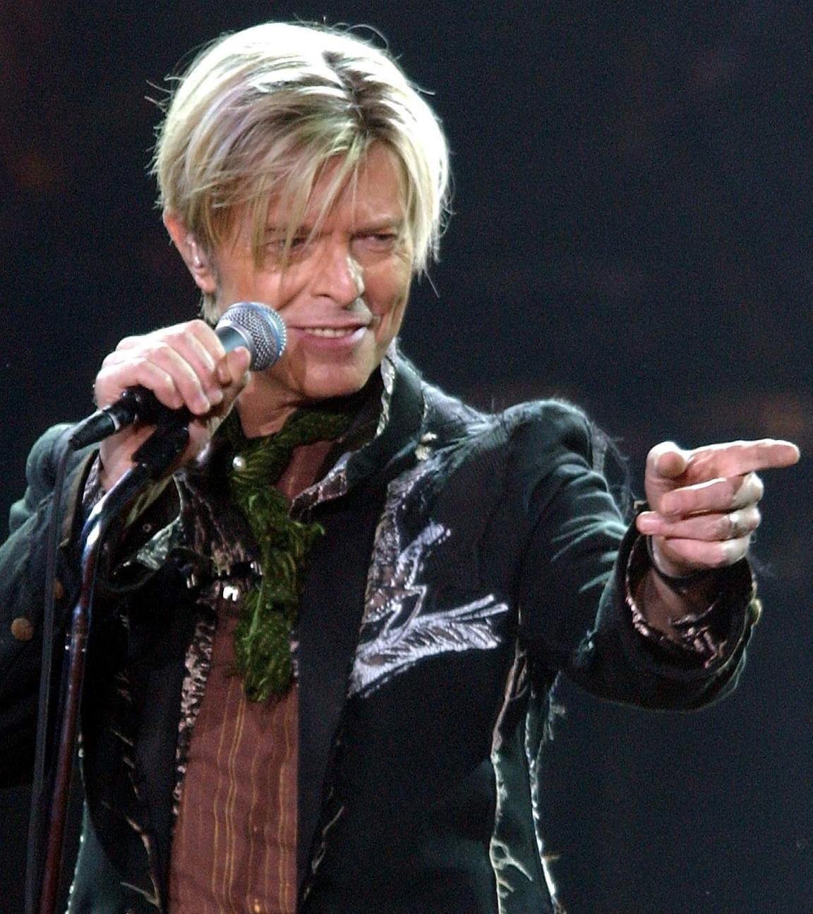David Bowie singt am 16. Oktober 2003 in der Color Line Arena in Hamburg.