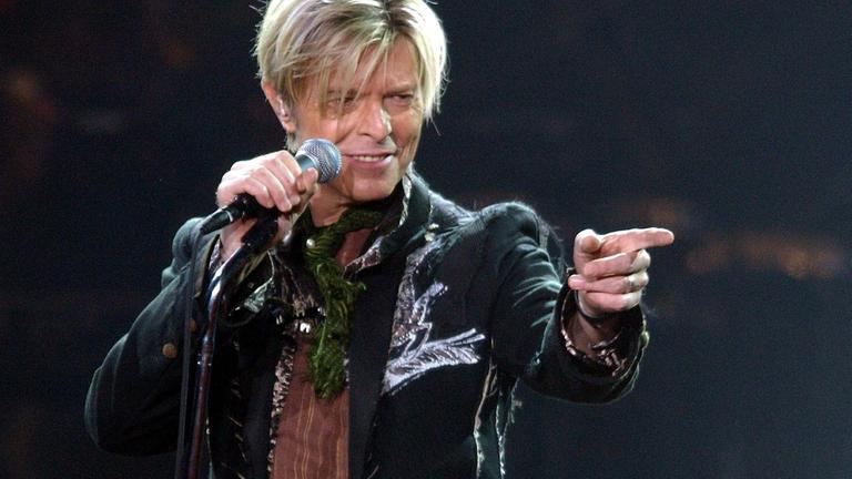 David Bowie singt am 16. Oktober 2003 in der Color Line Arena in Hamburg.