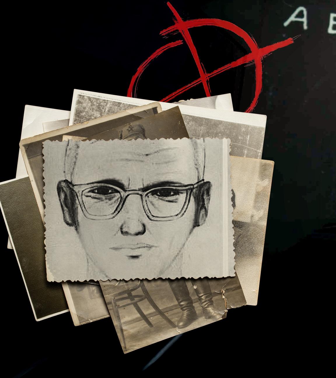 Rechts ein Mann vor dem Bildschirm seines Computers, über ihm auf die Wand projeziert Teile des Codes, den der Zodiackiller benutzt hat. Links das Phantombild des Zodiackillers auf einem Stapel alter Bilder, dahinter in rot sein Zeichen