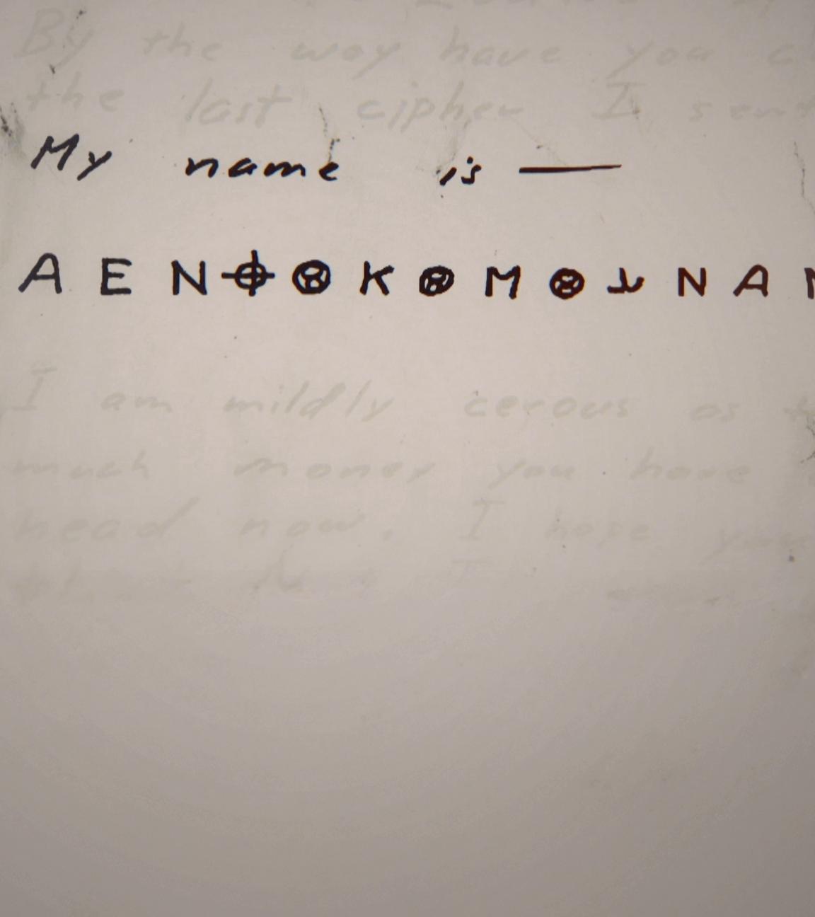 Rechts ein Teil eines codierten Briefes des Zodiackillers. Links das Phantombild des Zodiackillers auf einem Stapel alter Bilder, dahinter in rot sein Zeichen