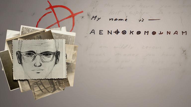 Rechts ein Teil eines codierten Briefes des Zodiackillers. Links das Phantombild des Zodiackillers auf einem Stapel alter Bilder, dahinter in rot sein Zeichen