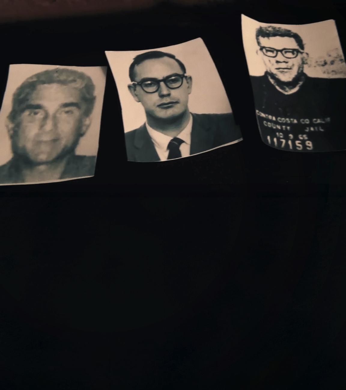 Rechts verschiedene Fotos des Mannes, der eventuell der Zodiackiller sein könnte. Links das Phantombild des Zodiackillers auf einem Stapel alter Bilder, dahinter in rot sein Zeichen