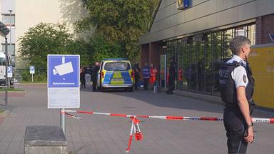 Polizei vor dem Supermarkt, in dem die Tat stattfand.