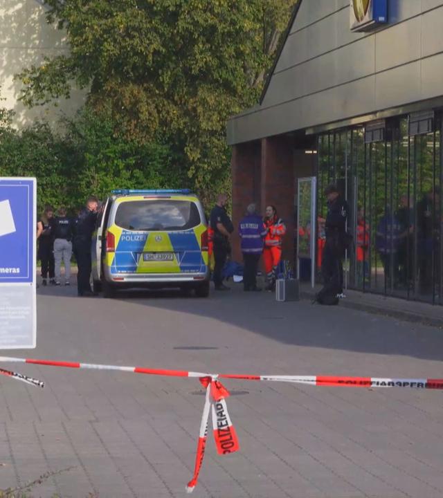 Polizei vor dem Supermarkt, in dem die Tat stattfand.