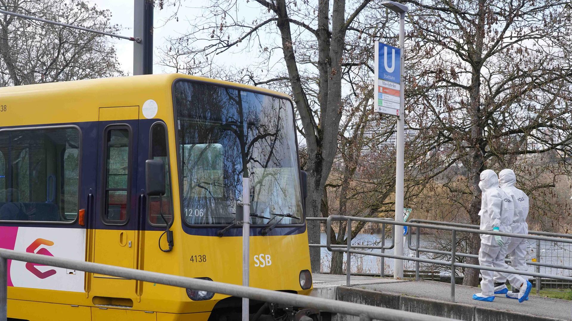 Mitarbeiter der Spurensicherung der Polizei gehen nach einem Unfall an der Haltestelle Max-Eyth-See zu einer Straßenbahn. 