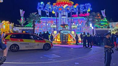 Polizei und Notarzt vor dem Fahrgeschäft auf dem Münchner Oktoberfest