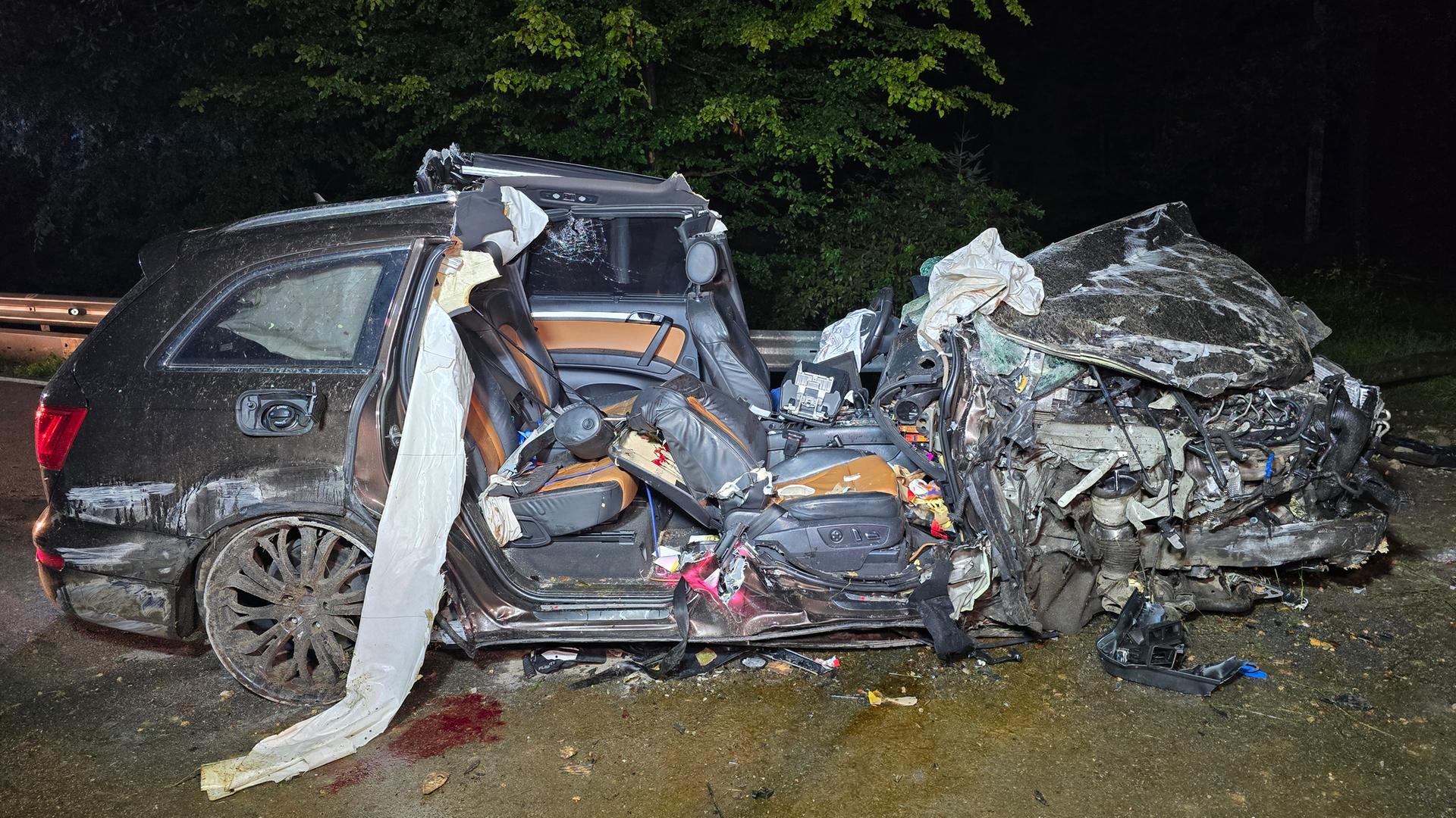 Ein völlig zerstörtes steht nach einem Unfall des 16-Jahre alten alkoholisierten Fahrers am Straßenrand in Bayern.