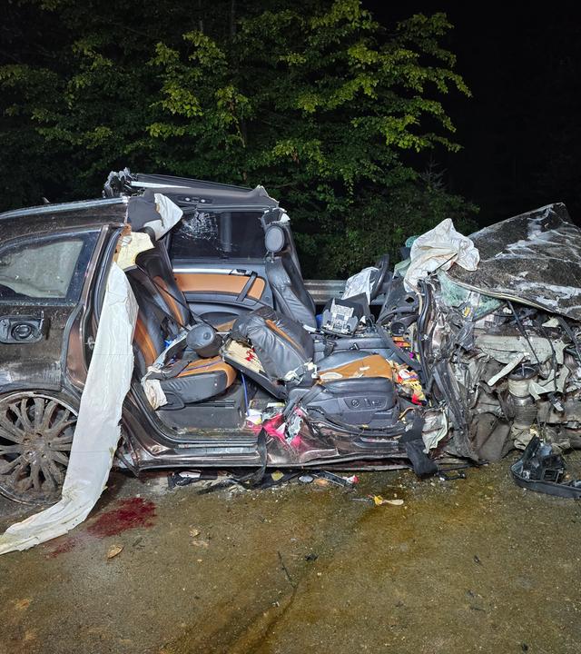 Ein völlig zerstörtes steht nach einem Unfall des 16-Jahre alten alkoholisierten Fahrers am Straßenrand in Bayern.