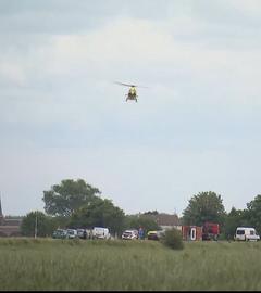 Ein Rettungshubrschauber fliegt zur Unfallstelle