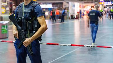 Ein Polizist sichert einen abgesperrten Bereich am 20.08.2024 im Frankfurter Hauptbahnhof