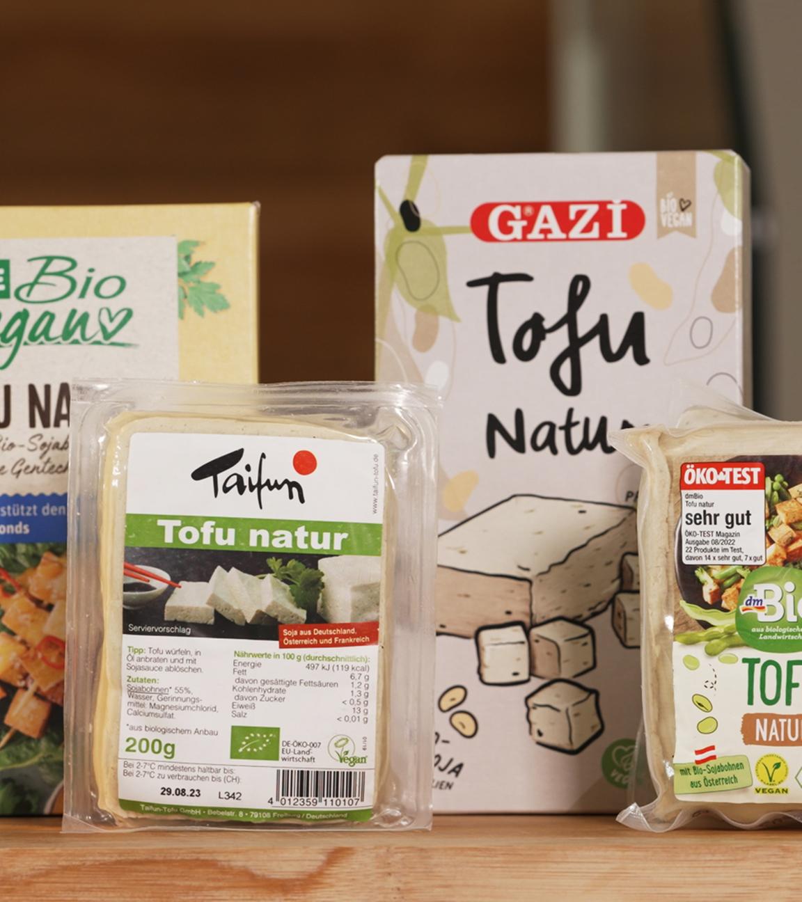 Sechs Tofus in der Verpackung stehen auf dem Tisch
