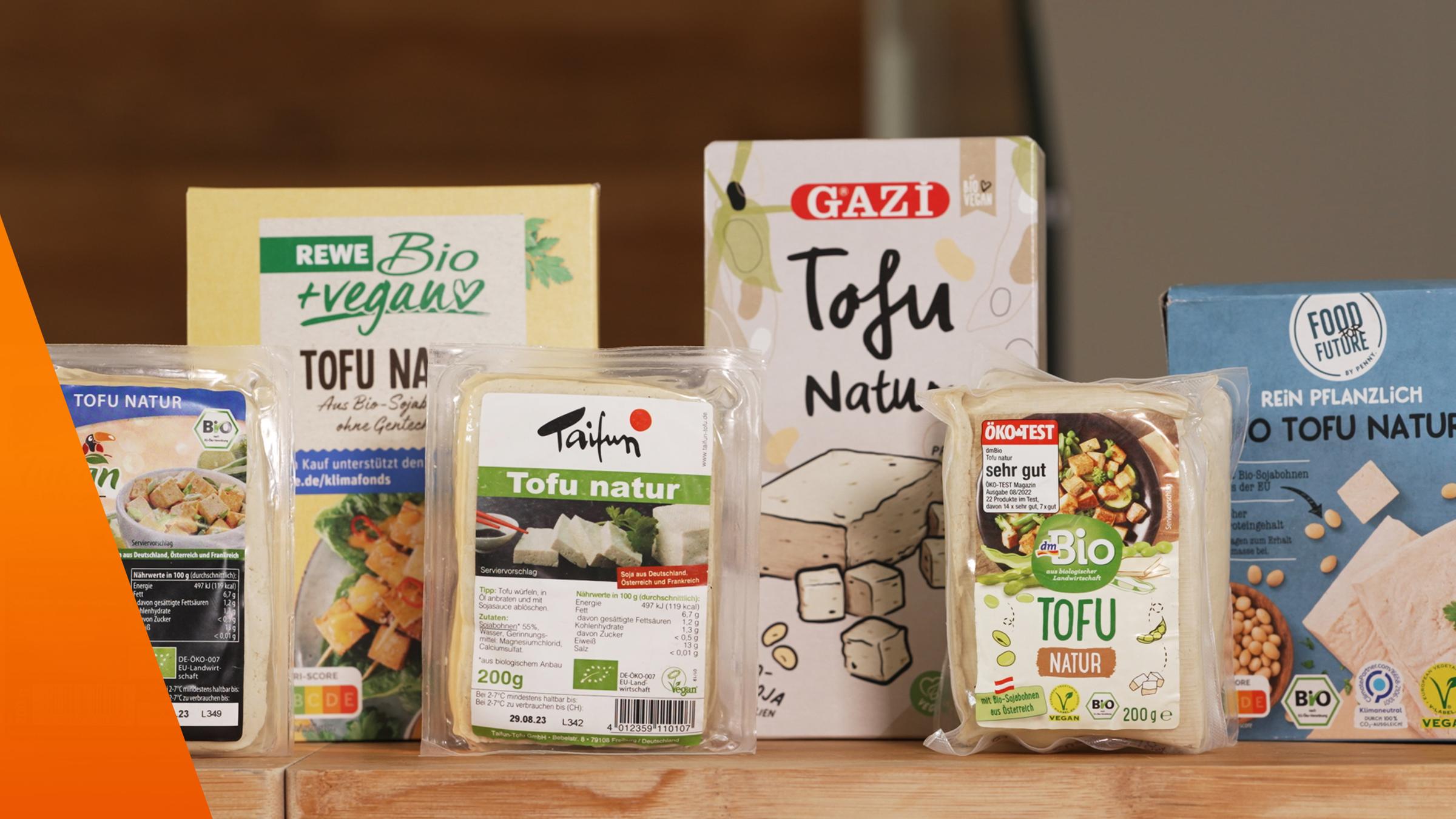 Sechs Tofus in der Verpackung stehen auf dem Tisch