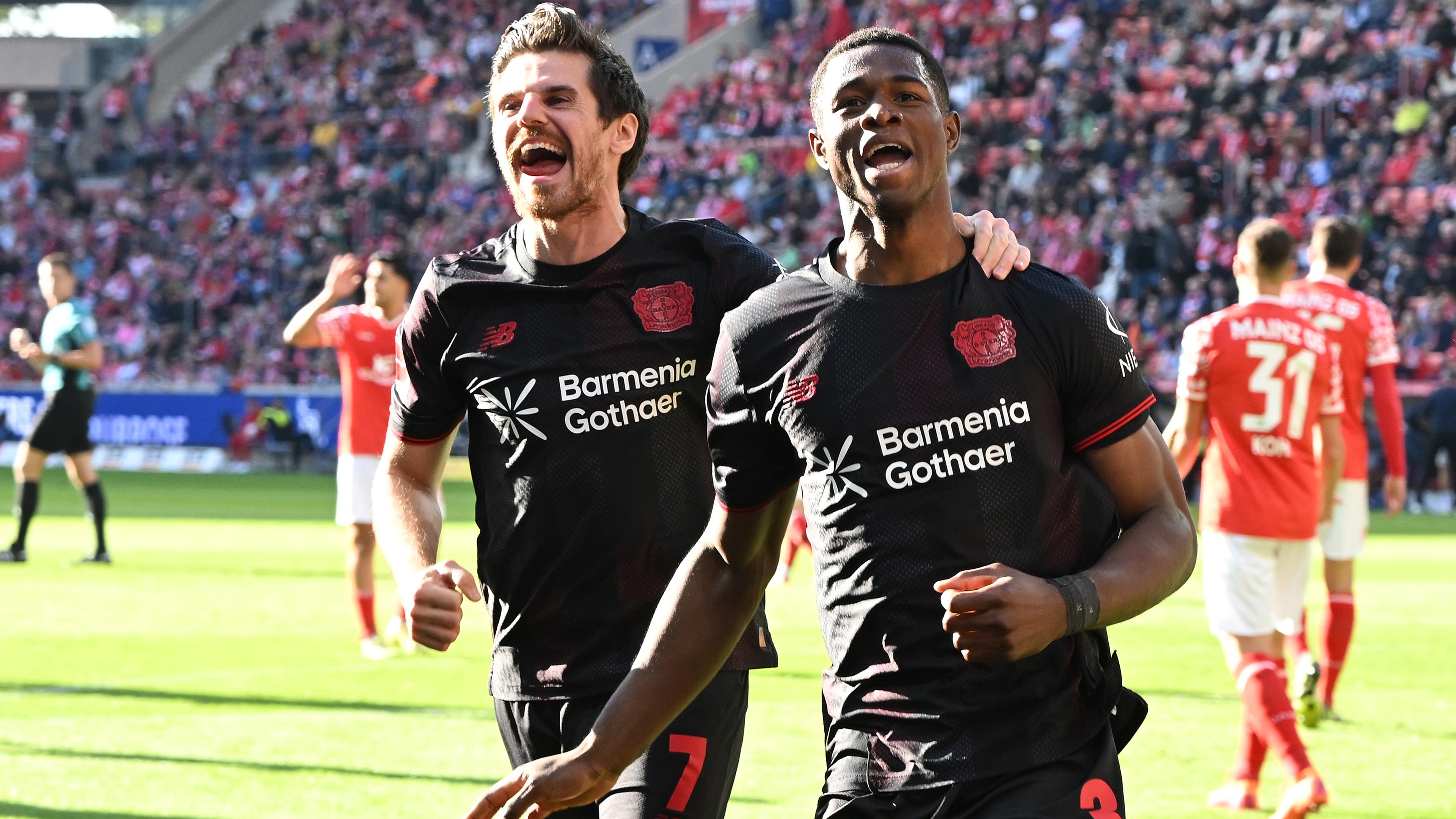 Leverkusens Jonas Hoffmann und Christian Kofane jubeln nach dem 0:2 auswärts in Mainz