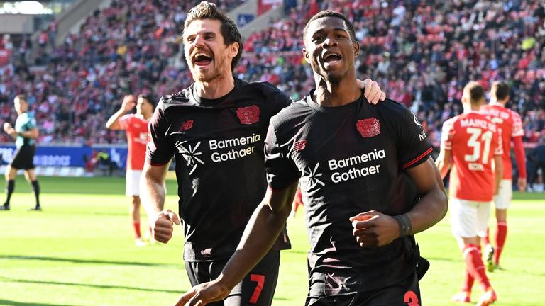 Leverkusens Jonas Hoffmann und Christian Kofane jubeln nach dem 0:2 auswärts in Mainz
