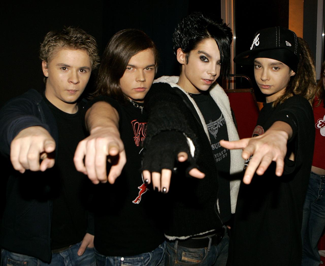 Die Mitglieder der Magdeburger Boyband Tokio Hotel, Gustav Schäfer, Georg Listing, Bill Kaulitz und Tom Kaulitz, aufgenommen in Berlin bei der Platin-Auszeichnung für ihr Album "Schrei" (Archivfoto vom 05.12.2005).