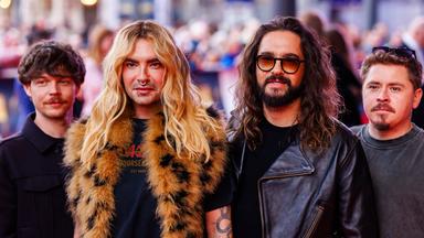 Die Mitglieder der Band Tokio Hotel, bestehend aus Georg Listing, Bill Kaulitz, Tom Kaulitz und Gustav Schäfer, stehen auf dem roten Teppich.