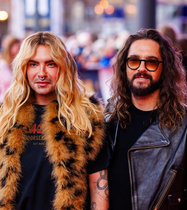 Die Mitglieder der Band Tokio Hotel, bestehend aus Georg Listing, Bill Kaulitz, Tom Kaulitz und Gustav Schäfer, stehen auf dem roten Teppich.