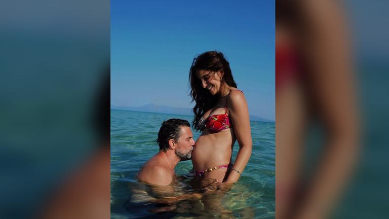 Schauspieler Tom Beck küsst Babybauch seiner Frau