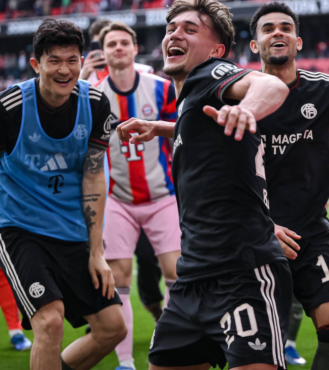 Min-Jae Kim, Tom Bischof, Torwart Jonas Urbig und Luis Diaz (v.li.) jubeln nach dem Schlusspfiff des Spiels gegen Freiburg