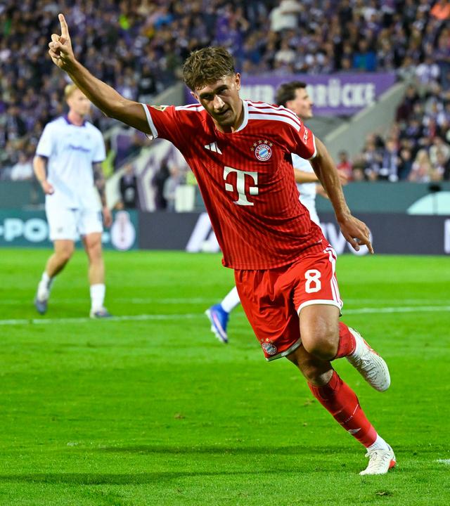 DFB-Pokal, 1. Runde, VfL Osnabrück - FC Bayern Muenchen. Der Münchner Tom Bischof bejubelt sein Tor zum 2:1. Im Hintergrund Niklas Wiemann (Osnabrück).