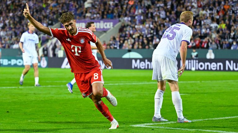 DFB-Pokal, 1. Runde, VfL Osnabrück - FC Bayern Muenchen. Der Münchner Tom Bischof bejubelt sein Tor zum 2:1. Im Hintergrund Niklas Wiemann (Osnabrück).