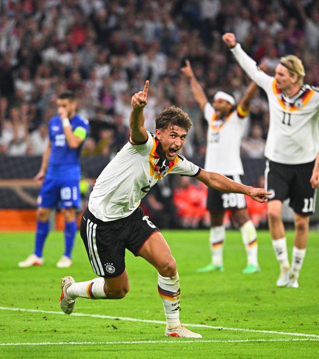 Der deutsche Nationalspieler Tom Bischof jubelt nach seinem Treffer zum 1:0 in der Nations League Partie gegen Serbien
