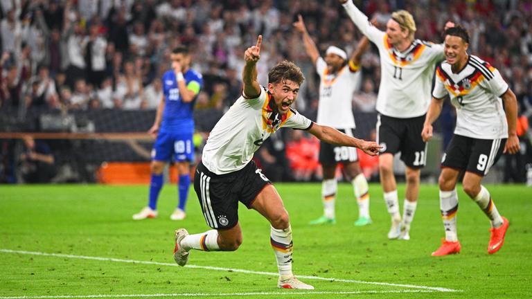 Der deutsche Nationalspieler Tom Bischof jubelt nach seinem Treffer zum 1:0 in der Nations League Partie gegen Serbien