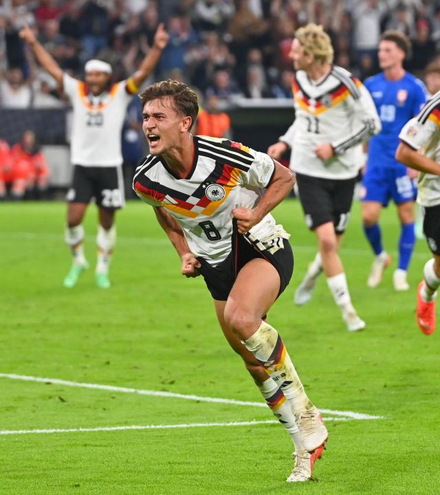 Tom Bischof jubelt nach seinem Tor.