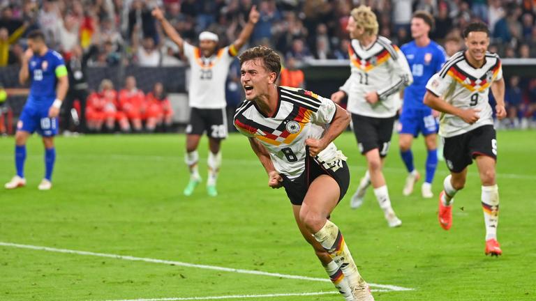 Tom Bischof jubelt nach seinem Tor.