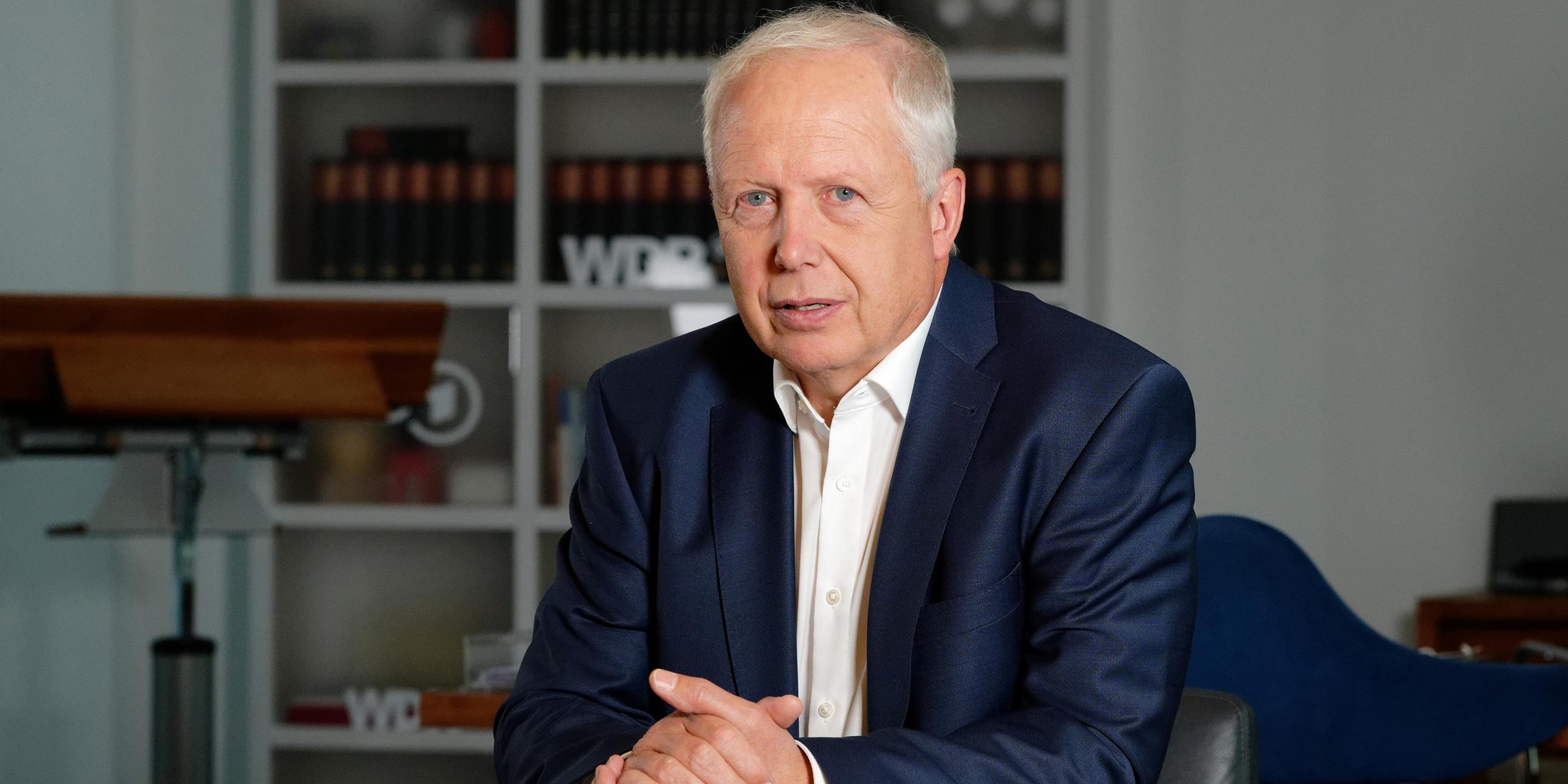  Tom Buhrow, Intendant des Westdeutschen Rundfunks (WDR), sitzt in seinem Büro im Gebäude des WDR.
