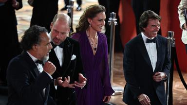 Das Bild zeigt Tom Cruise, Prinzessin Catherine und Prinz William mit Alejandro Gonzalez Inarritu auf dem roten Teppich.