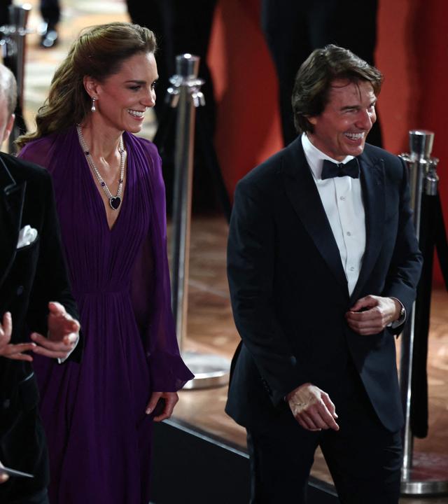 Das Bild zeigt Tom Cruise, Prinzessin Catherine und Prinz William mit Alejandro Gonzalez Inarritu auf dem roten Teppich.