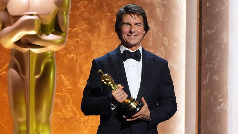 Tom Cruise mit der Oscar-Trophäe