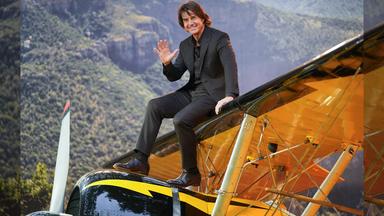 Der Schauspieler hat die meisten Stunts mit einem brennenden Fallschirm absolviert und sich einen Platz im Guinness-Buch der Rekorde gesichert. Mit 16 Sprüngen ist er die Nummer 1.(06.06.2025)