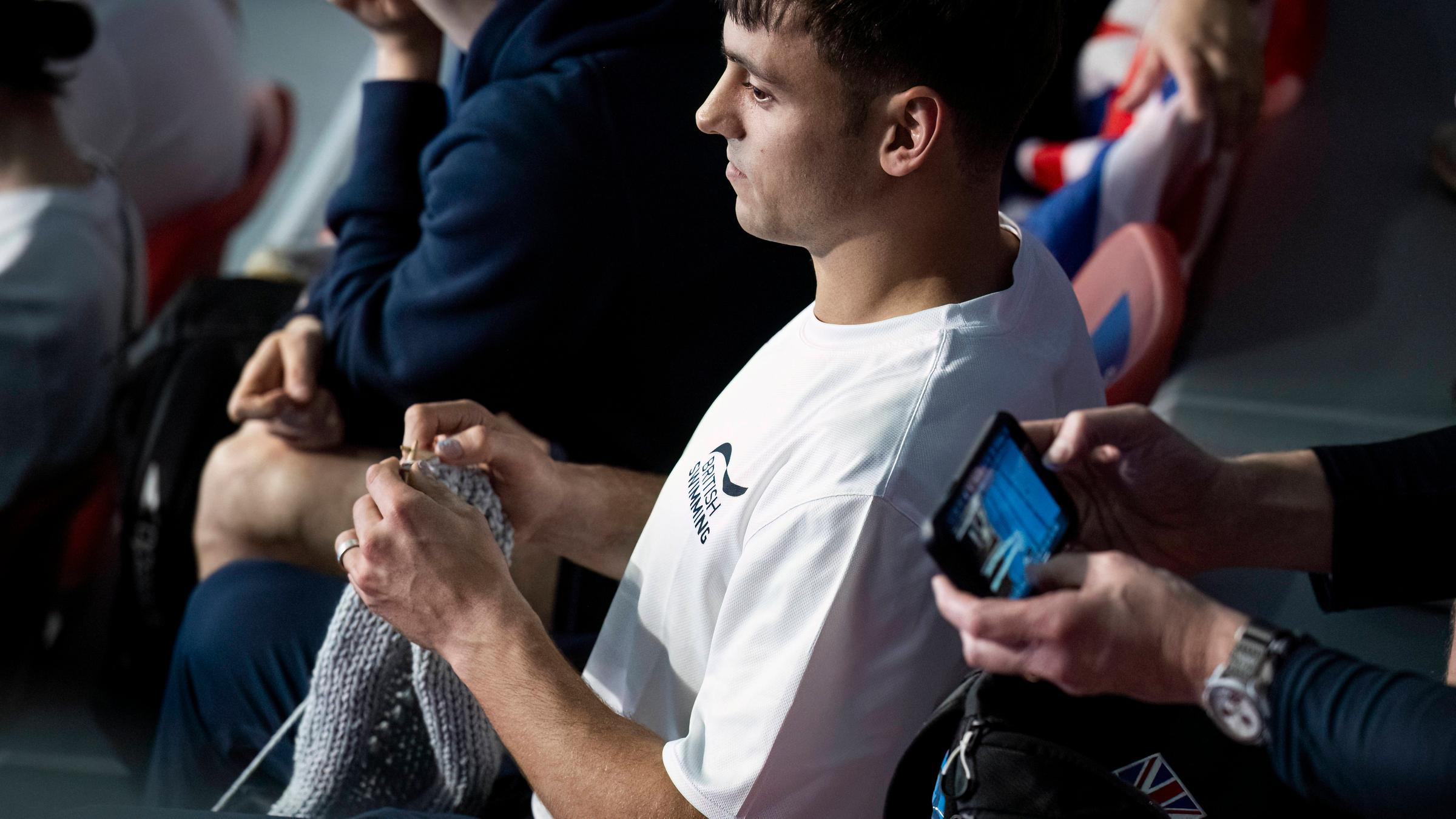 Fahnenträger für Großbritannien und Strick-Fan Tom Daley. Der Olympiasieger von 2020 und viermalige Weltmeister hat das Strickzeug auch bei Wettkämpfen dabei.