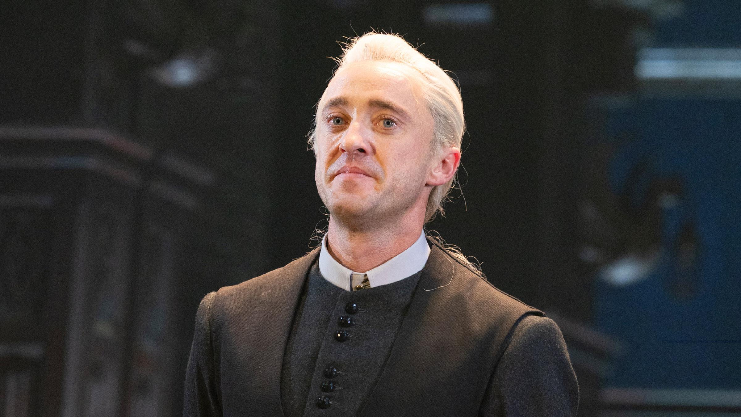 Schauspieler Tom Felton verbeugt sich nach seinem Auftritt in "Harry Potter and the Cursed Child" am Broadway-Theater Lyric in New York.