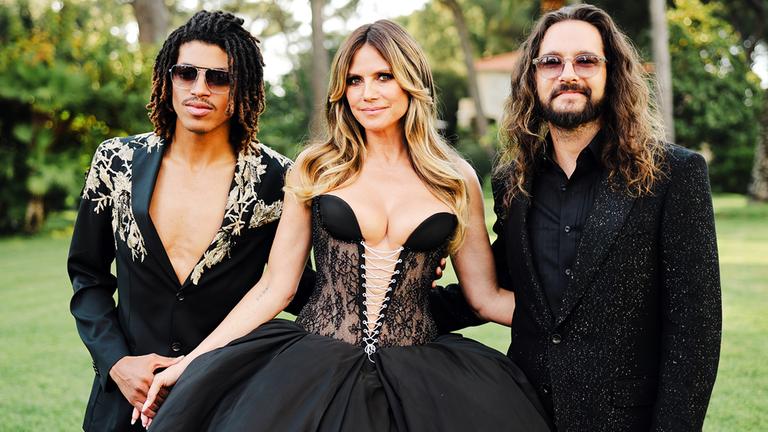 Tom Kaulitz (rechts) mit Ehefrau Heidi Klum (Mitte) und Stiefsohn Henry (links).