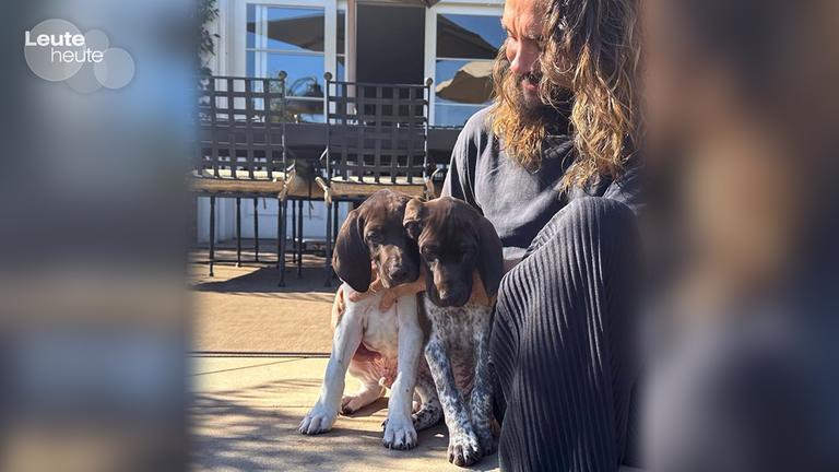 Tom Kaulitz mit zwei Welpen.